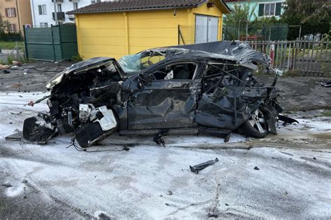 Un Train Percute Une Voiture La Chaux De Fonds Rfj Votre Radio