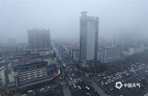 潮湿回南天气来了！南宁清晨大雾弥漫 广西高清图片 中国天气网