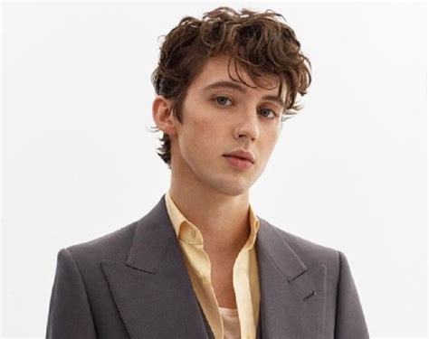 Profil Troye Sivan Penyanyi Angel Baby Lengkap Dengan Lirik Lagunya