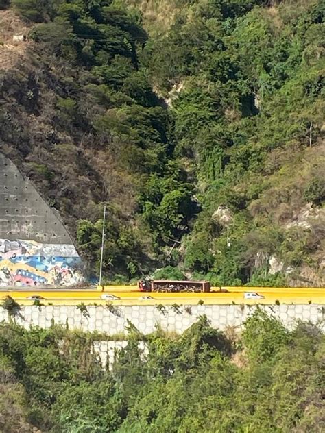 Reportan Volcamiento De Gandola En La Caracas La Guaira Canal I