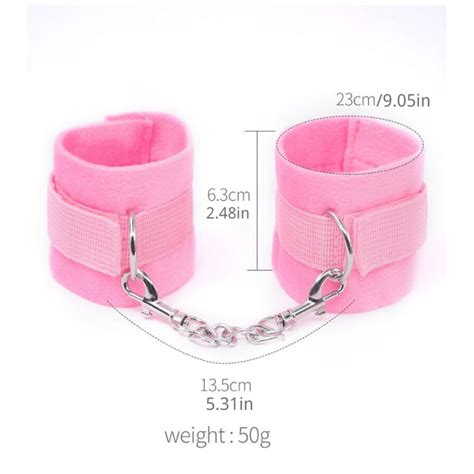 Un Conjunto De Esposas De Silicona Con Cola Anal Esponjosas Orejas De Conejo Rosa Chica