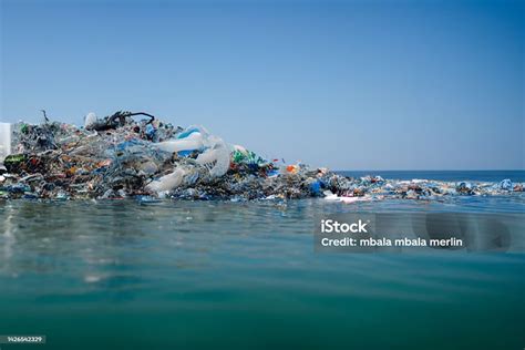 Pulau Sampah Plastik Foto Stok Unduh Gambar Sekarang Laut Plastik