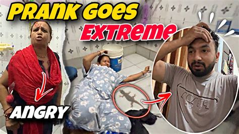 LizardPrank Ke Chakkar Me Bathroom Me Giri Priya Prank Goes