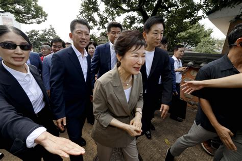 박근혜 ‘박정희 전 대통령 생가 방문“옛 생각 많이 나” 시사저널