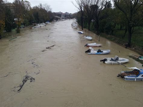 Maltempo Sos Per Il Fiume Pescara Chiuse Le Golene Frane In Tutta La