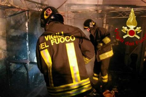 Incendio In Appartamento A Re Di Roma Palazzo Evacuato E 50enne In