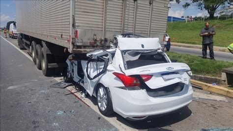 Motorista Morre Na Via Dutra Após Acertar Traseira De Caminhão Que