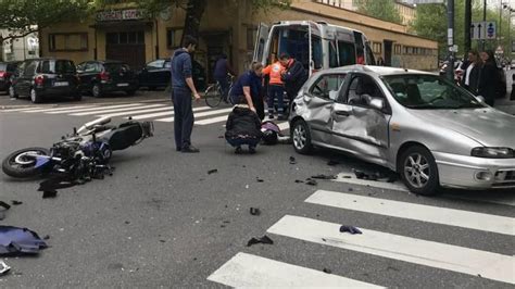 Incidente A Cesano Maderno Violento Scontro Tra Auto E Moto