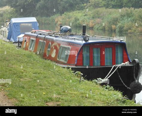 Red Narrowboat Fotos Und Bildmaterial In Hoher Aufl Sung Alamy