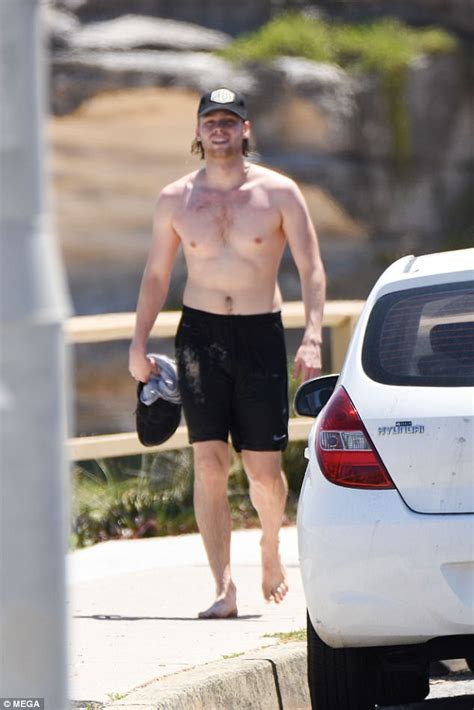 Sos Frontman Luke Hemmings Goes For A Shirtless Jog Daily Mail Online