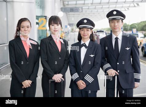 Portrait einer männlichen und einer weiblichen Piloten stehen mit zwei