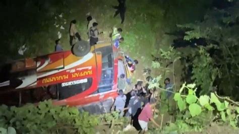 Bus Rombongan Santri Gontor Poso Masuk Jurang Satu Korban Tewas Asal