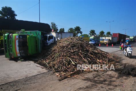 Truk Pengangkut Tebu Terguling Di Jalan Pantura Kudus Republika Online