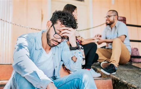 Triste Namorado Sentado Em Uma Escada Enquanto Sua Namorada Conversa