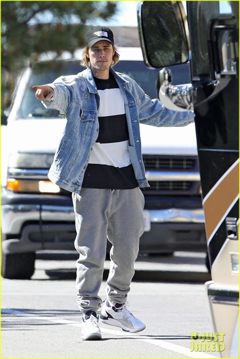 Photo: justin bieber parking tour bus 08 | Photo 4525658 | Just Jared: Entertainment News