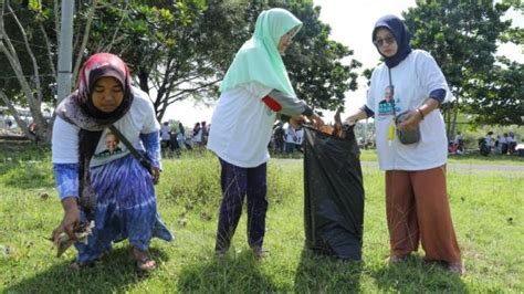 Nelayan Pendukung Ganjar Berbagi Sembako Dan Bersih Bersih Pantai