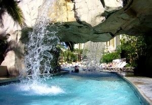 Piscine De Luxe Interieur Avec Cascade Gamboahinestrosa