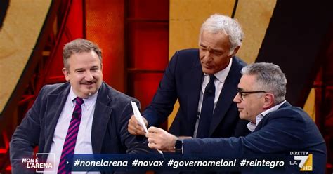 Non è l Arena Giletti ridicolizza i virologi Tu scendi dalle stelle