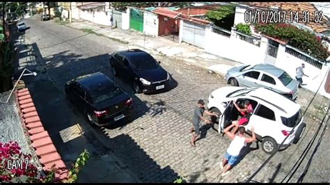 Imagens Mostram Criminosos Armados Roubando Motorista Na Zona Norte Do