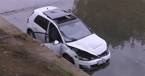 G1 Carro Cai No Arroio Dilúvio Em Porto Alegre Notícias Em Trânsito Rs