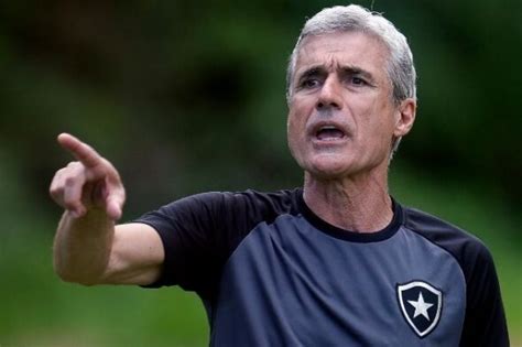 Entenda como o técnico do Botafogo foi surpreendido pelo zagueiro Vitão