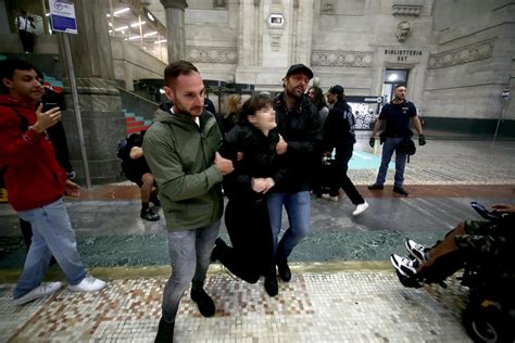 Milano, tensioni tra Polizia e manifestanti pro-Gaza in zona Stazione