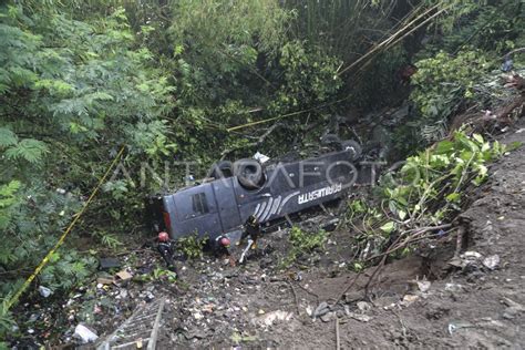 BUS PARIWISATA MASUK JURANG DI TASIKMALAYA ANTARA Foto