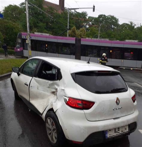 FOTO Accident sub podul de la Calvaria O mașină și un tramvai Trafic