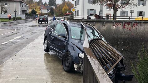 Auto H Ngt In Zweibr Cken Halb In Der Luft Fahrer Durchbricht