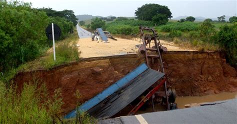 G1 Cratera se abre em estrada e engole carro e caminhão no Sul de