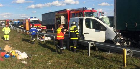 A Un Fourgon Sencastre Sous Un Camion