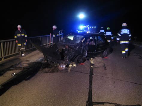 Autolenkerin kracht auf Packer Straße in ein Brückengeländer Lavanttal