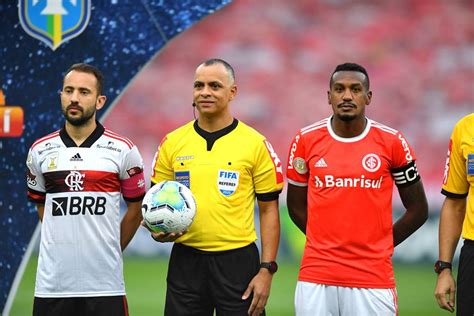 Wilton Pereira Sampaio será o árbitro de Bragantino x Flamengo FlaResenha