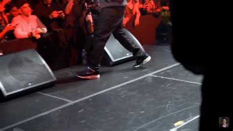 Anyone know these shoes, eminem wore them live during the bears music ...