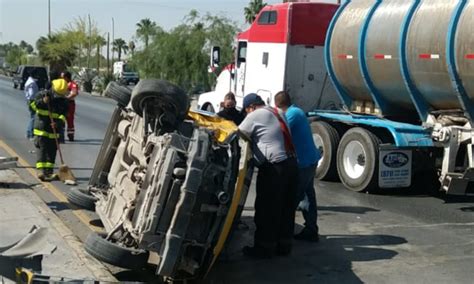 Se registra aparatosa volcadura sobre el carril central del periférico