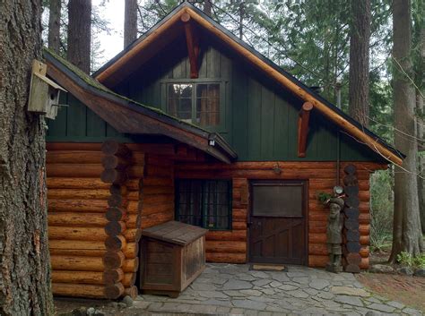 A Hand Hewn Log Cabin In The Foothills Of Oregons Mount Hood The Craftsman Bungalow