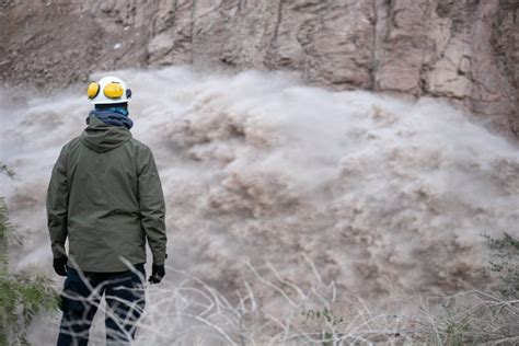 Presa Potrerillos Abrir N Las Compuertas Del Descargador De Fondo Para