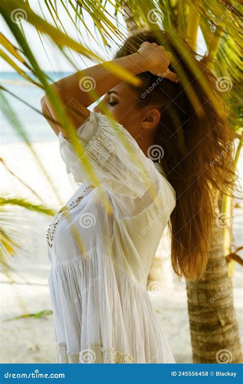 Mujer Vestida De Blanco En La Playa Foto De Archivo Imagen De Placer