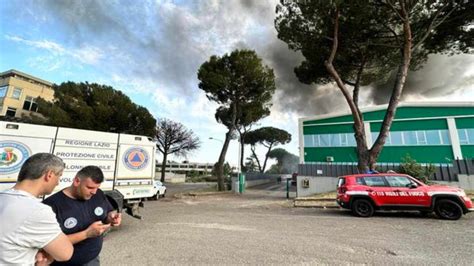 Incendio Tossico A Guidonia Pomeriggio Da Incubo Tenete Le Finestre