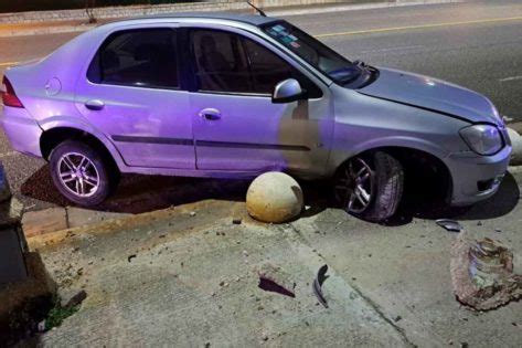 Un Auto Despist Y Choc Contra Una Esfera De Cemento En La Costa