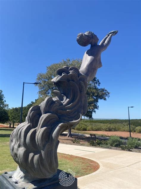 Women In Pearling Monument Destination Broome