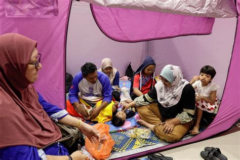 In Pictures More Than 50 000 People Displaced By Flooding In Malaysia