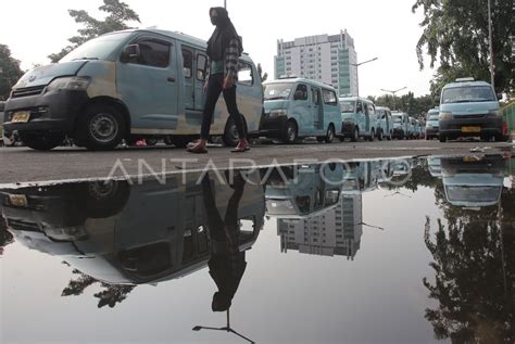 Jumlah Penumpang Angkutan Umum Turun Antara Foto