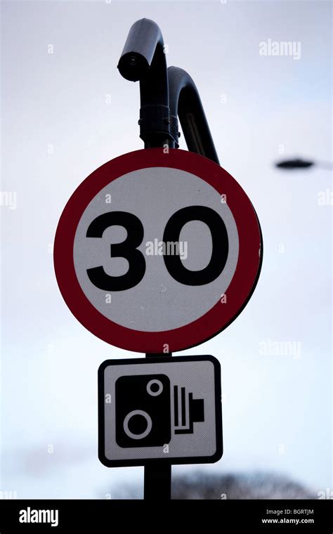 Examples Of Uk Street Signs 30 Mph Speed Limit Stock Photo Alamy