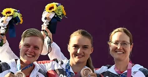 Bogensch Tzinnen Feiern Nach Volltreffer Team Bronze Sport Weltweit