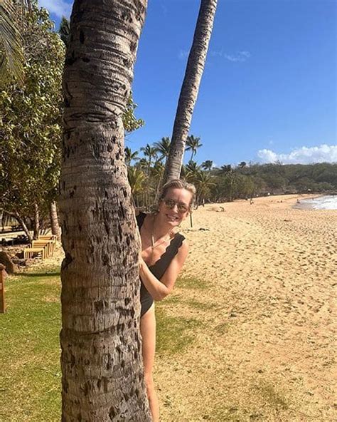 Gma3s Dr Jennifer Ashton Has Legs For Days In Plunging Swimsuit