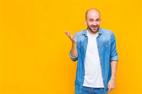 Hombre Calvo Que Se Siente Feliz Sorprendido Y Alegre Sonriendo Con