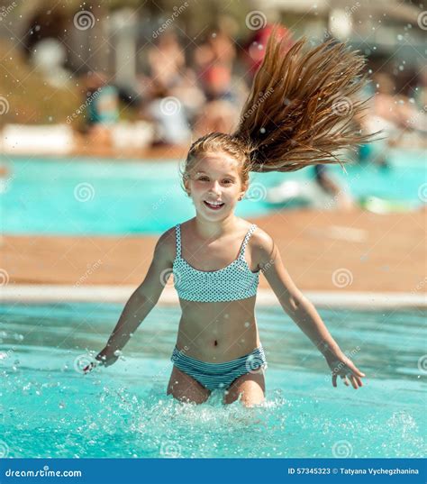 Kleines Mädchen Im Pool Stockbild Bild Von Blau Sommer 57345323