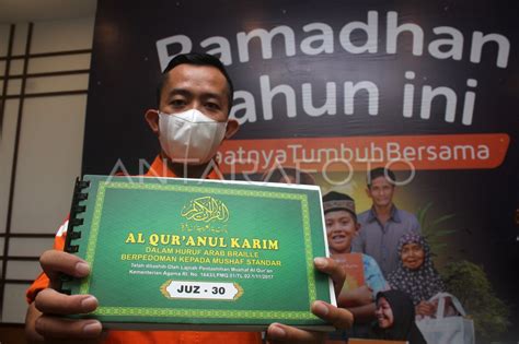 Program Wakaf Al Quran Braille Antara Foto