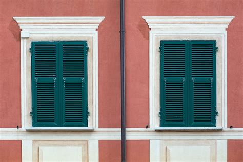 Ventanas Con Persianas De Madera Verdes Cerradas Foto Premium